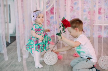 Genç ve küçük şirin todler kız Studio gülümseyen