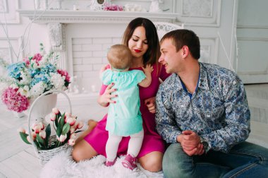 Stüdyoda birlikte vakit güzel aile portresi