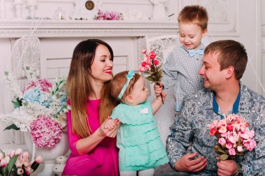 Stüdyoda birlikte vakit güzel aile portresi