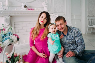 Stüdyoda birlikte vakit güzel aile portresi