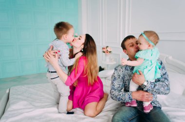 Stüdyoda birlikte vakit güzel aile portresi