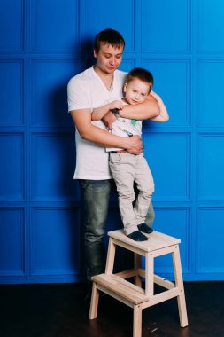 genç Baba ve oğul portre birlikte oynama. Stüdyo vurdu.