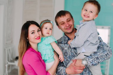 Stüdyoda birlikte vakit güzel aile portresi