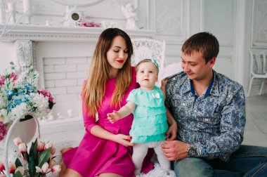 Stüdyoda birlikte vakit güzel aile portresi