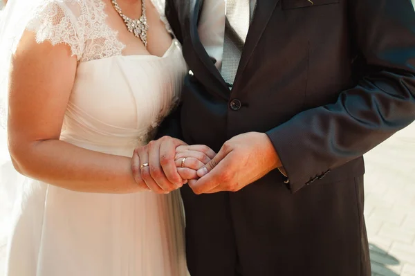 Bouquet da sposa su baci sposi che si tengono per mano — Foto Stock