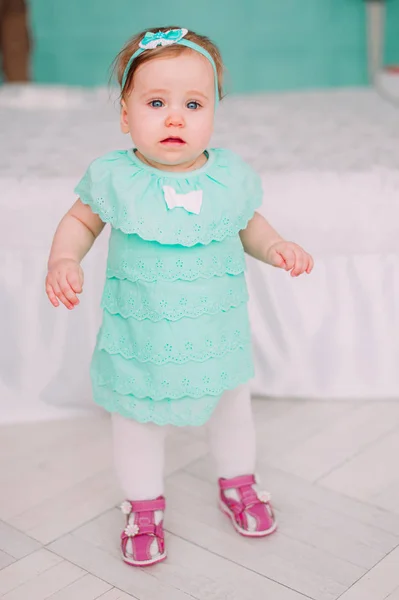 Bedårande liten flicka skrattar, ler, krypande & spela i studion bär mynta klänning — Stockfoto