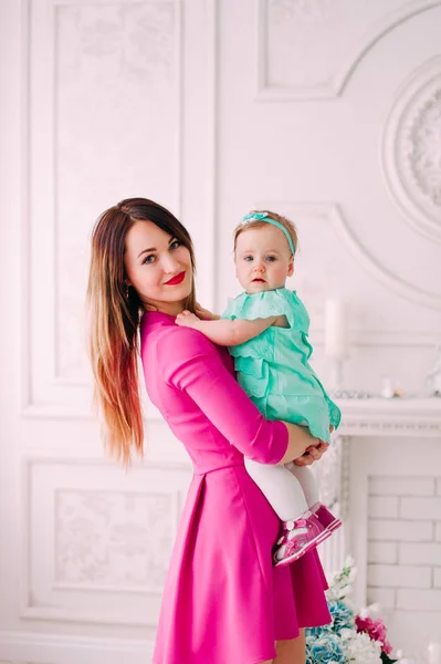 Matka i noworodek portret zbliżenie, uśmiechniętych twarzy, Europejski obraz rodziny, urocza mała dziewczynka, Mama i dziecko zabawy kryty, rodzice radość, gospodarstwa małe dziecko, zdrowego malucha i mamusi, szczęście conc — Zdjęcie stockowe