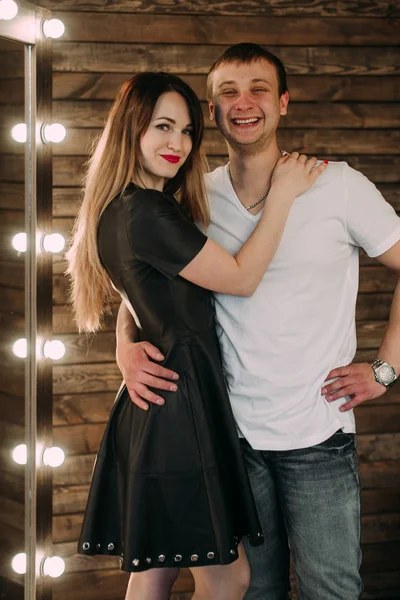 Retrato de jovem casal apaixonado posando no estúdio vestido com roupas clássicas — Fotografia de Stock