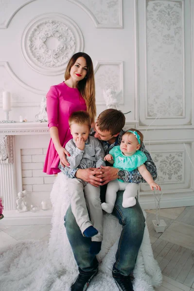 Kaunis perheen muotokuva viettää aikaa yhdessä studiossa — kuvapankkivalokuva