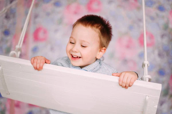 Сміючись хлопчика весело — стокове фото