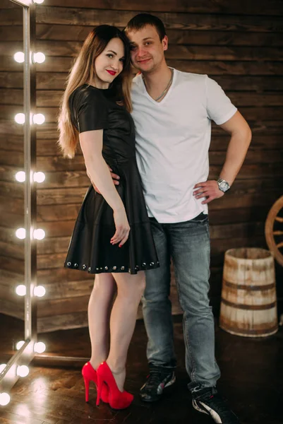 Retrato de pareja joven enamorada posando en el estudio vestida con ropa clásica — Foto de Stock
