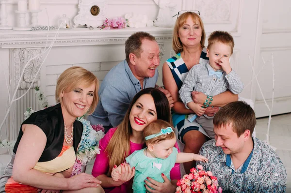 Geniş aile birlikte rahatlatıcı, şömine