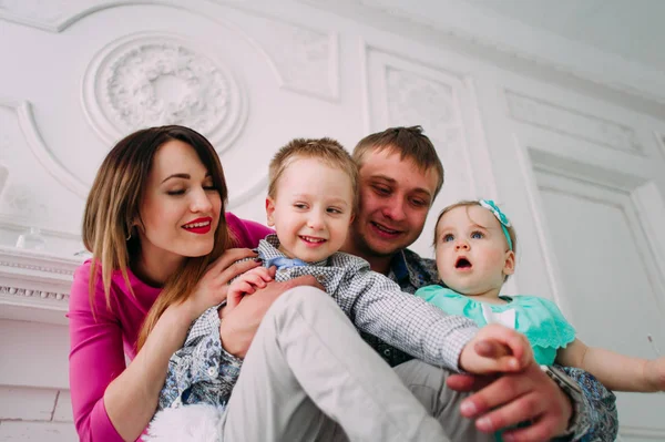 Stüdyoda birlikte vakit güzel aile portresi