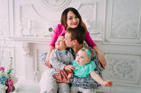 Stüdyoda birlikte vakit güzel aile portresi