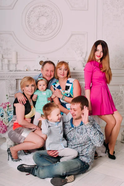 Familia Extendida Relajándose Juntos en la chimenea — Foto de Stock