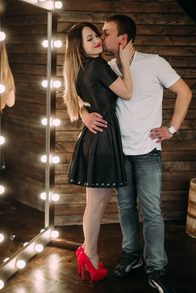 Retrato de jovem casal apaixonado posando no estúdio vestido com roupas clássicas — Fotografia de Stock