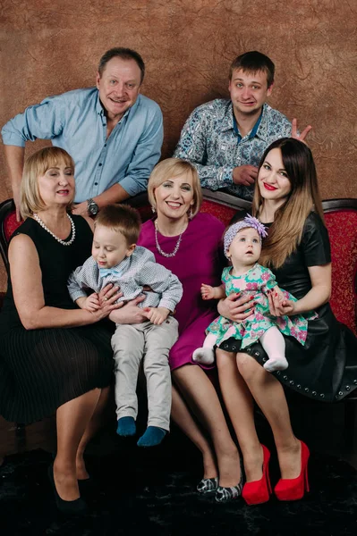 Familia de tres generaciones sentados en un sofá juntos. Retrato clásico — Foto de Stock