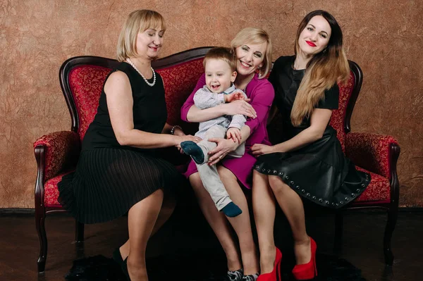 Heureuse famille de femmes, trois générations. Style de mode studio portrait . — Photo