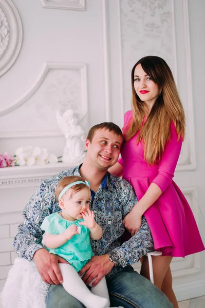 Belo retrato de família passando tempo juntos no estúdio — Fotografia de Stock