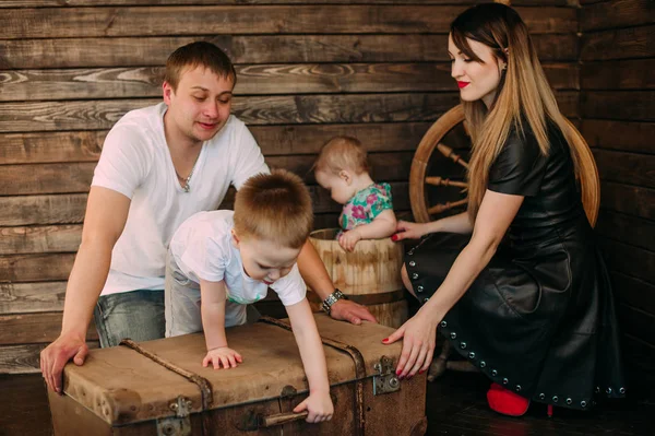 Vakkert familieportrett sammen i studio – stockfoto