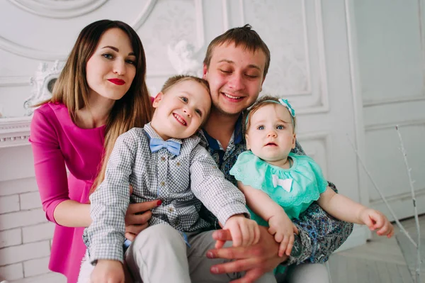 Schönes Familienporträt, gemeinsame Zeit im Atelier — Stockfoto