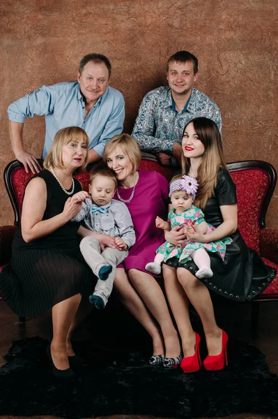 Drie-generatie familie zittend op de Bank samen. Klassieke portret — Stockfoto