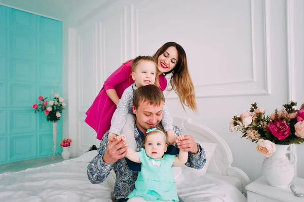 Schönes Familienporträt, gemeinsame Zeit im Atelier — Stockfoto