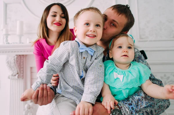 Stüdyoda birlikte vakit güzel aile portresi