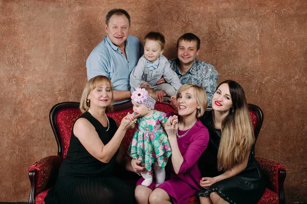 Família de três gerações sentadas no sofá juntas. Retrato clássico — Fotografia de Stock