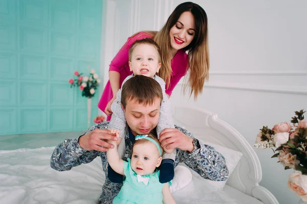 Stüdyoda birlikte vakit güzel aile portresi