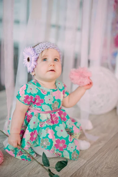 Adorável menina rindo, sorrindo, rastejando e brincando no estúdio vestindo vestido de hortelã — Fotografia de Stock