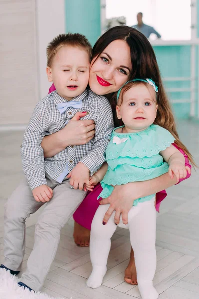 Portret van een gelukkige moeder en haar kinderen in studio — Stok fotoğraf