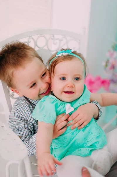 Leende unga bror och lilla söta todler syster i studio — Stockfoto