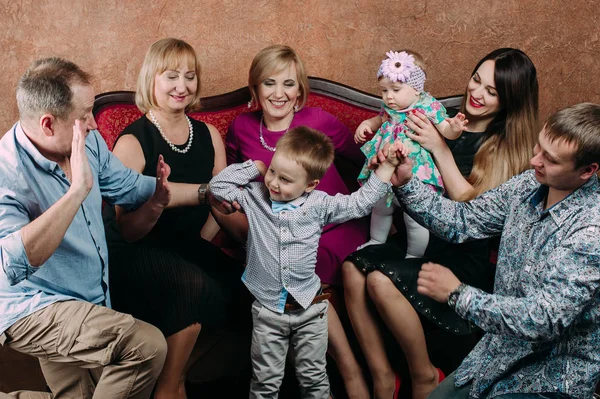 Familia de tres generaciones sentados en un sofá juntos. Retrato clásico — Foto de Stock