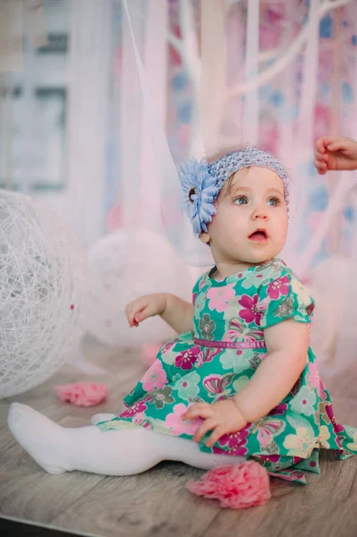 Adorável menina rindo, sorrindo, rastejando e brincando no estúdio vestindo vestido de hortelã — Fotografia de Stock