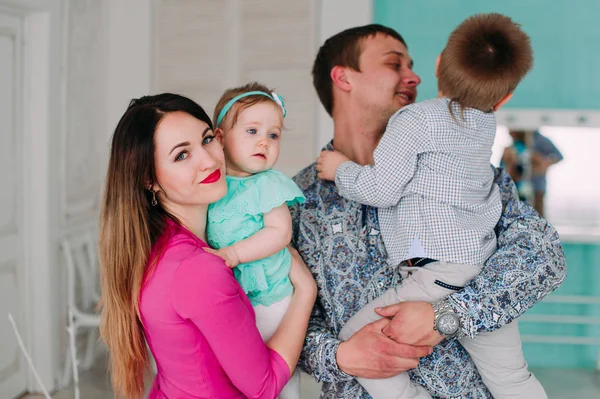 Vakkert familieportrett sammen i studio – stockfoto