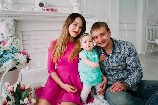 Belo retrato de família passando tempo juntos no estúdio — Fotografia de Stock