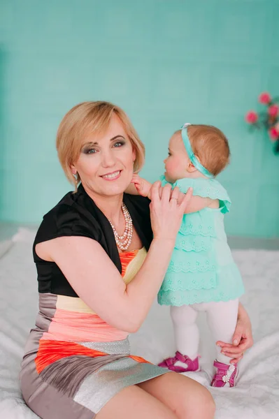 Portrait of a grandmother and her eight month old grandaughter — Stock Photo, Image