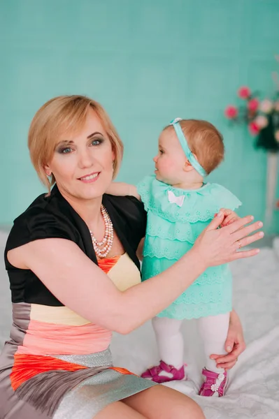 Portrait of a grandmother and her eight month old grandaughter — Stock Photo, Image