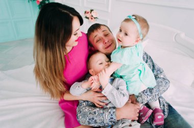 Stüdyoda birlikte vakit güzel aile portresi