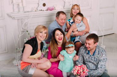 Geniş aile birlikte rahatlatıcı, şömine