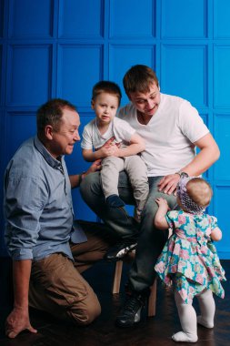 Dedesi baba ve oğul gülen ve having fun