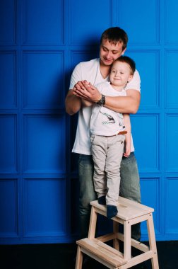 genç Baba ve oğul portre birlikte oynama. Stüdyo vurdu.