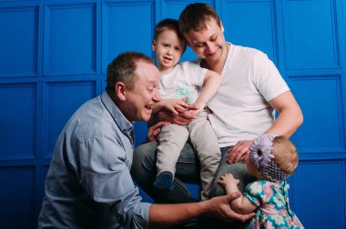 Dedesi baba ve oğul gülen ve having fun