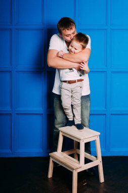 genç Baba ve oğul portre birlikte oynama. Stüdyo vurdu.