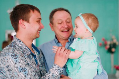 Stüdyoda birlikte vakit güzel aile portresi