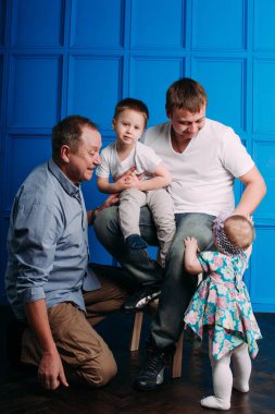 Dedesi baba ve oğul gülen ve having fun