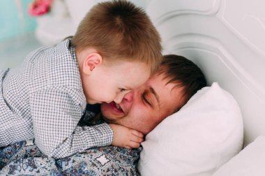 genç Baba ve oğul portre birlikte oynama. Stüdyo vurdu.