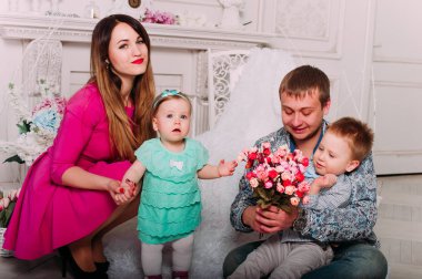 Stüdyoda birlikte vakit güzel aile portresi