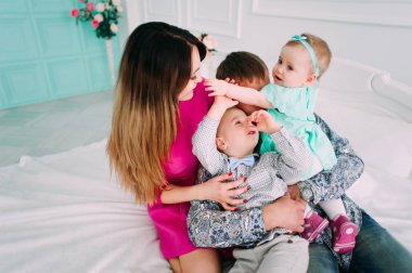 Stüdyoda birlikte vakit güzel aile portresi